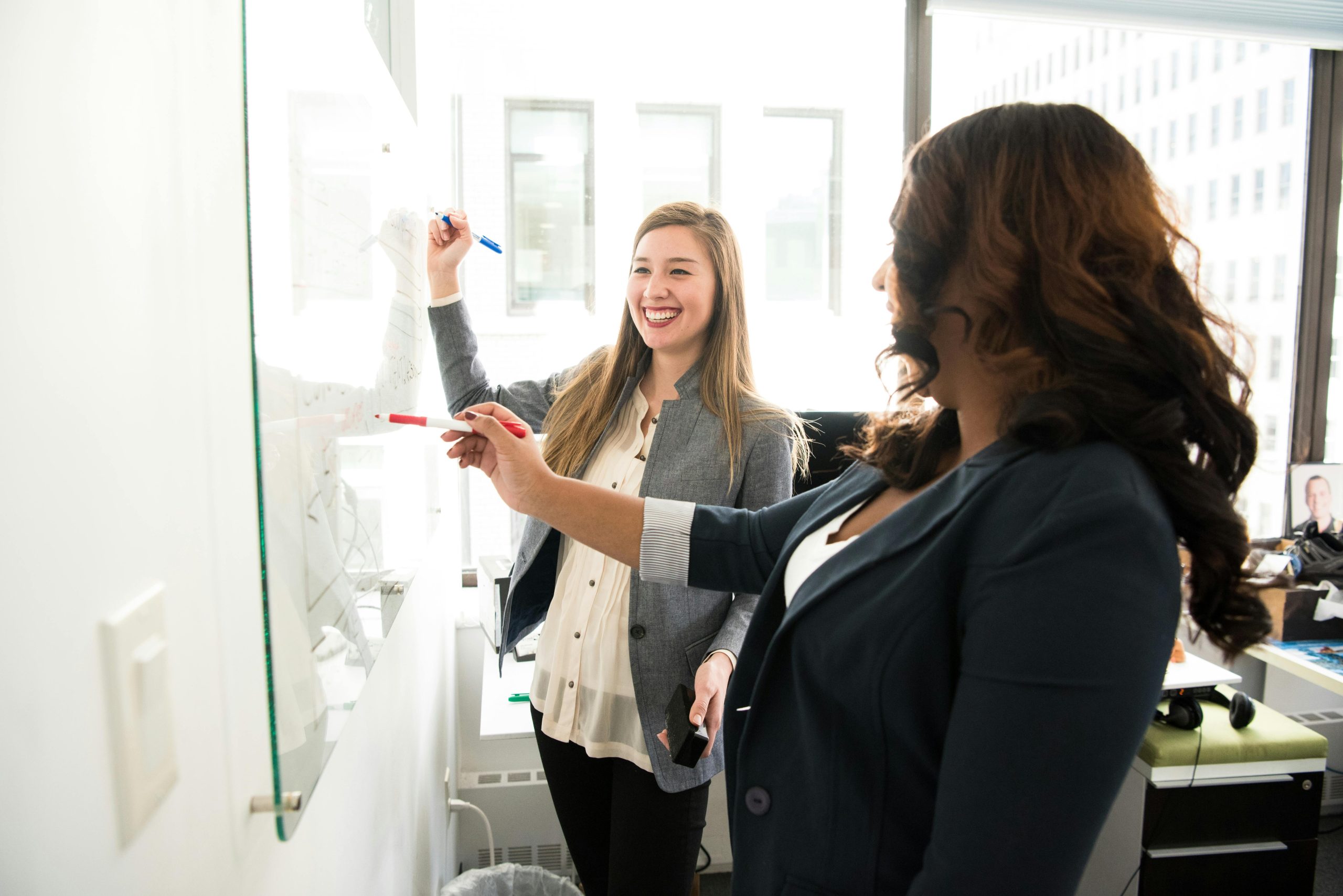 Женщина-профессионал работает за ноутбуком в современном кафе, фокус на экране и кофе