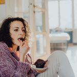 жінка їсть солодощі