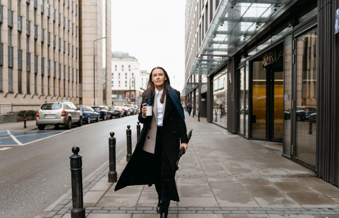 жінка вранці поспішає на роботу