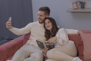 хлопець та дівчина сидять разом на дивані